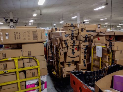 Роботы увольняют людей на складах Amazon